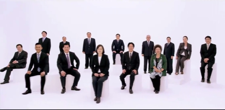 筆者以2008年與馬英九總統一起拍「我們準備好了」競選廣告的那些國民黨縣市長，對照民進黨總統參選人蔡英文的〈台灣隊加油〉競選廣告，指出既然「你們已經準備好了，那麼從現在起，鄉民們也就不用對他們溫良恭儉讓了。」圖：截自蔡英文的〈台灣隊加油〉競選廣告