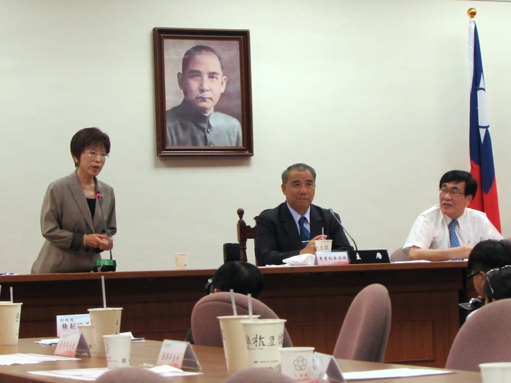 國民黨秘書長李四川(右)5日表示，總統提名民調決定採對比式50%與支持度50%合併計算。圖：邱珮文/攝