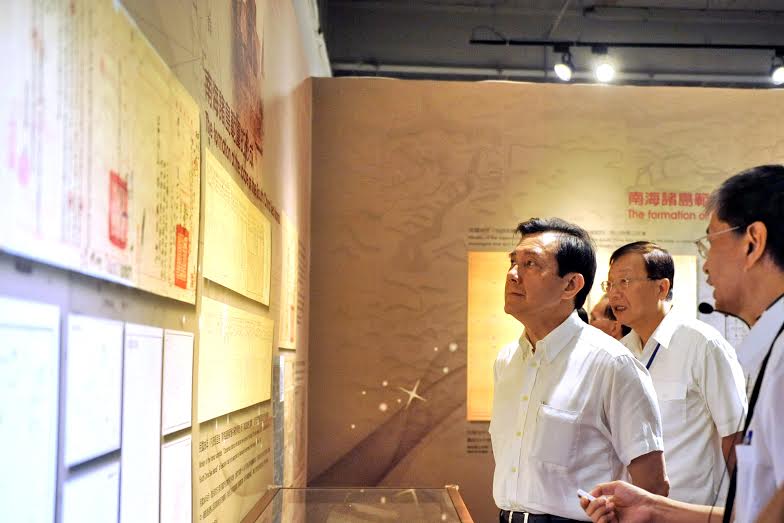 內政部今(4)天否認邀請中國特定人士參觀「南疆史料特展」，圖為總統馬英九日前觀展照片。圖：內政部提供