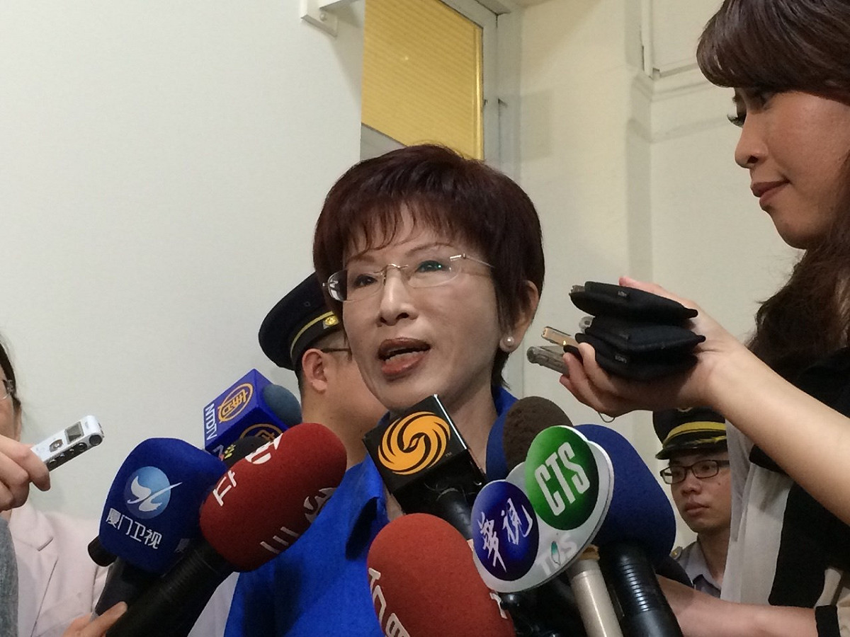 對於立法院長王金平15日上午發表聲明，意謂將不會領表，已投入初選機制的立法院副院長洪秀柱說，她心裡覺得滿難過，也批評社會上「放話的習氣非常不好」，讓有意參選者退出。圖：符芳碩/攝