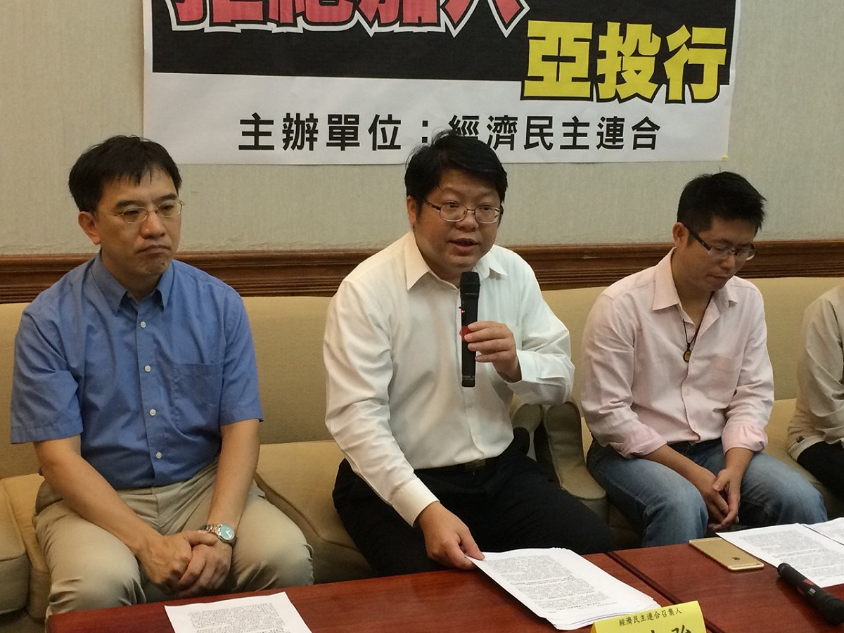「夏張會」23日將在金門登場，經濟民主連合召集人賴中強22日在立法院表示，政府應該拒絕加入亞投行，以避免提供資金為中國擴張政經影響力。圖：符芳碩/攝