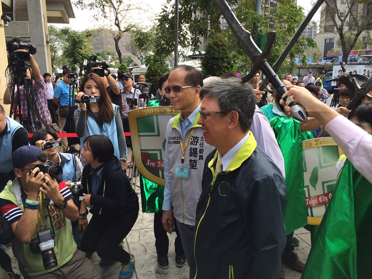 立委參選人打扮成「英派騎士」，高舉寶劍搭成「劍門」迎接陳建仁、民進黨新北市競總主委游錫堃及榮譽主委蘇貞昌。圖：楊淳卉/攝