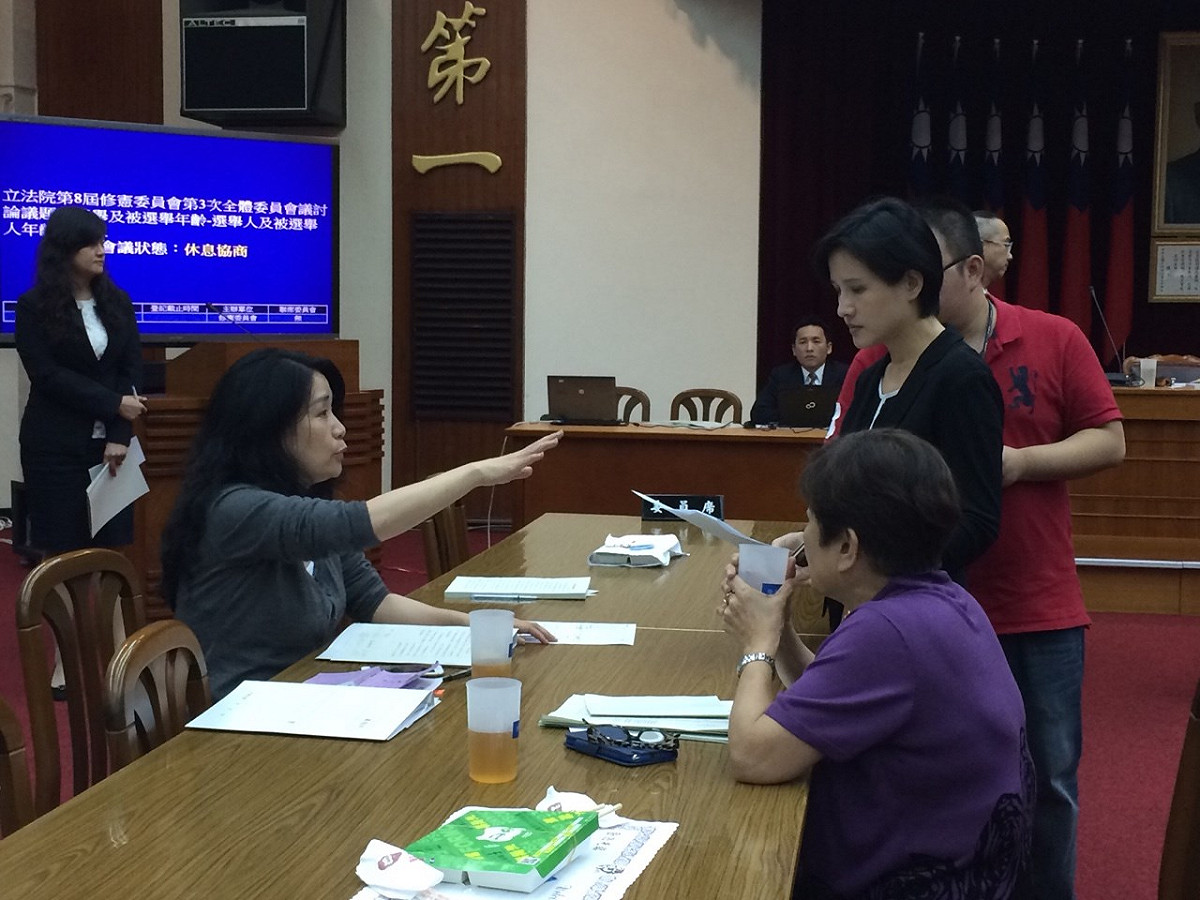 國民黨立委李貴敏與民進黨立委鄭麗君對於是否要納入不在籍投票和下修投票年齡展開爭執。圖：符芳碩/攝