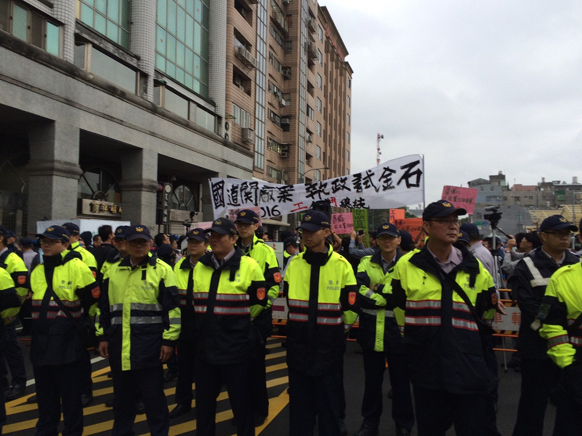 警方以鐵欄將陳抗民眾與現場民眾隔離，陳抗群眾與競總大會舞台遙相對望。圖：楊淳卉/攝