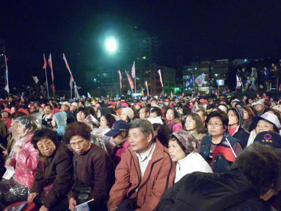 台灣選舉文化講究的是拼人場炒人氣，但大部份有空花1、2小時車程到造勢晚會現場的多半是阿公阿媽。圖片：謝莉慧/攝