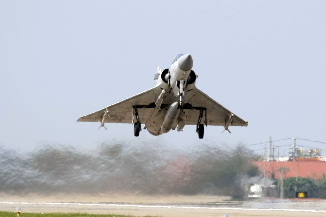 空軍1架幻象2000-5型戰機今（20）日上午在新竹外海訓練時墜機，機上2名飛官即時彈射跳傘逃生，目前已經由送往新竹醫院進行檢查，2人都沒有太大傷勢。圖為幻象機起飛的畫面。圖片來源：中央社資料照片