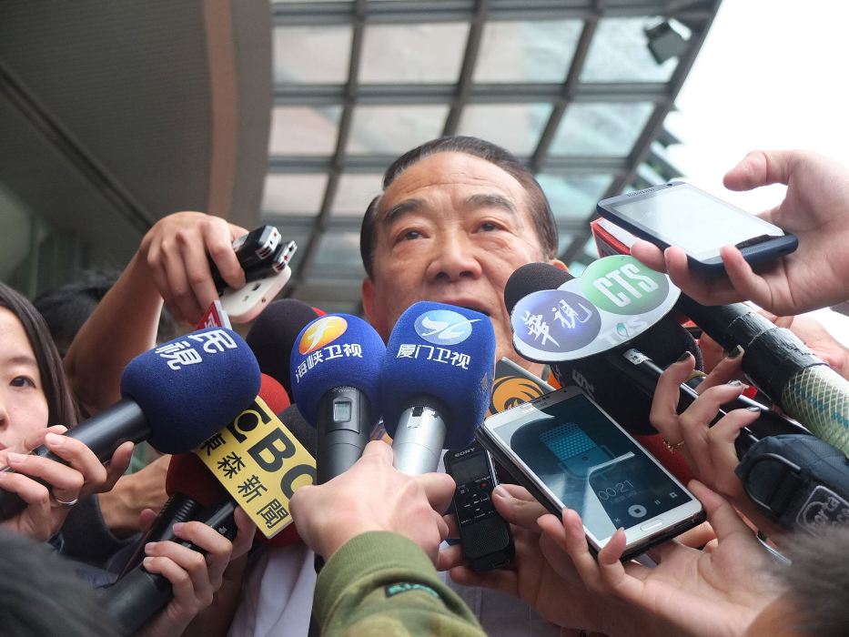 親民黨總統候選人6日下午出席青年對談前接受媒體採訪。圖：翁嫆琄/攝