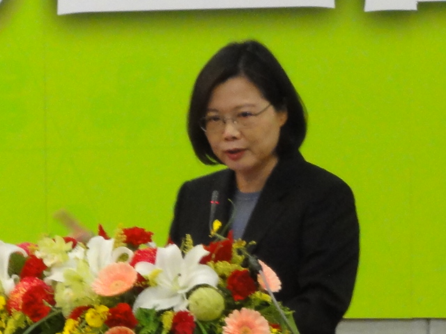 民進黨22日臨全會通過以「全民調」決定黨內總統等候選人提名，在此期間，有部分民進黨員力爭初選投票權，外界也質疑民進黨提名辦法老是在改變，為此，黨主席蔡英文進行說明。圖片：王鼎鈞攝(資料照片)