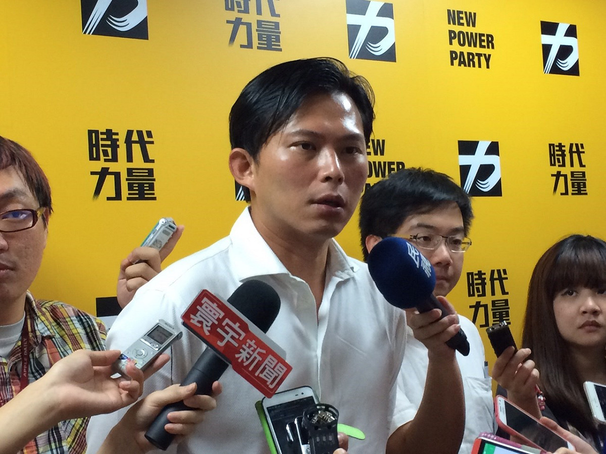 時代力量立委參選人黃國昌28日表示，新潮流有很多朋友向他表達支持之意，像台南市長賴清德曾在搭高鐵時向他表示「不要再讓」，一定要選下去。圖：符芳碩/攝