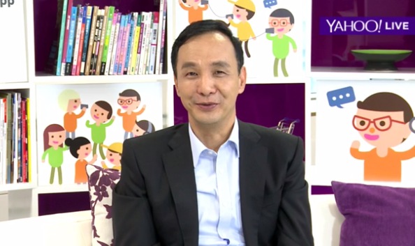 國民黨總統候選人朱立倫11日接受網路直播專訪，接受網友各種犀利提問。圖：翻攝網路