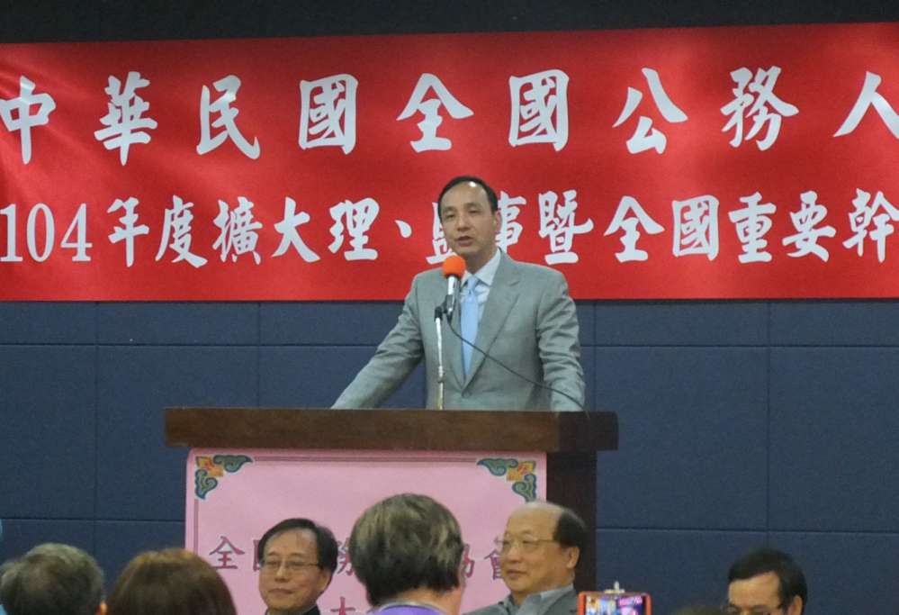 總統候選人朱立倫8日針對公務員組工會的議題指出，公務員是受到單獨法律保障，所以比較特殊。圖：翁嫆琄/攝