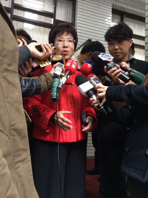 藍營傳出希望周美青、高婉倩與洪秀柱聯合輔選，洪秀柱開玩笑說，國民黨每次都要靠女人！圖：符芳碩/攝