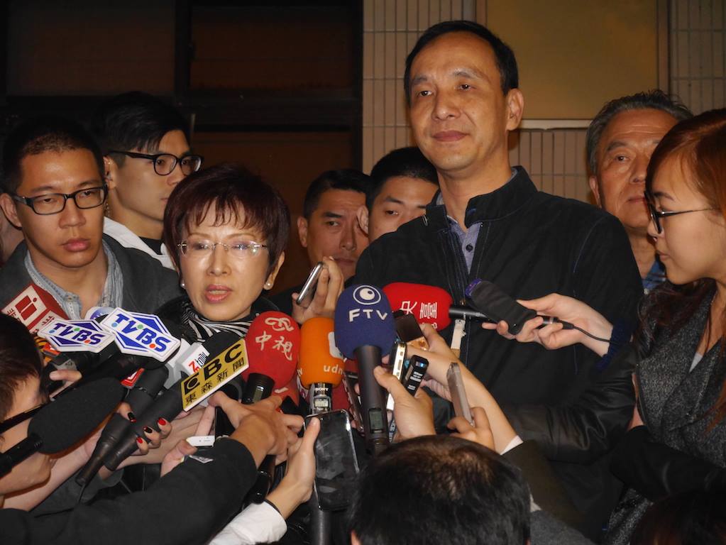 國民黨總統候選人朱立倫3日晚間親自前往立法院副院長洪秀柱官邸，邀請她擔任競選顧問團總團長。經過1小時懇談，兩人並肩現身媒體面前。圖：邱珮文/攝