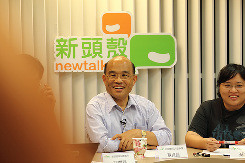 蘇貞昌登記參選2012後的第一步，將來到新頭殼接受專訪。圖為五都選前，蘇貞昌和女兒蘇巧純上節目與青年學子對話的照片。圖片來源：超越基金會官方網站。