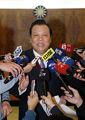 國民黨副秘書長兼考紀會主委阮剛猛29日在中央黨部出席考紀會，會後出面表示，無異議通過開除在台南市議會正副議長選舉中跑票的10名議員。圖片來源：中央社