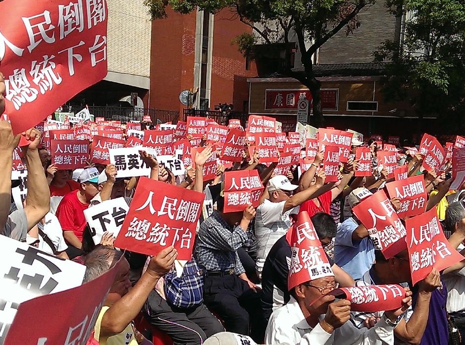 立法院15日對行政院長江宜樺的不信任案進行表決，雖然遭否決，但場外卻有1500人齊舉紅牌，判毀憲亂政的總統馬英九和行政院長江宜樺驅逐出場、即刻下台。圖：新頭殼資料照片。