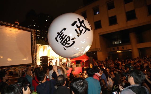 憲改團體將「憲政改革」的氣球由舞台推向立法院，象徵「由下而上，滾動憲改」，不過氣球一度滾過頭，讓全憲盟召集人顧忠華笑說，或許是象徵公民要更團結，才能將憲改送進立院。圖：林雨佑/攝