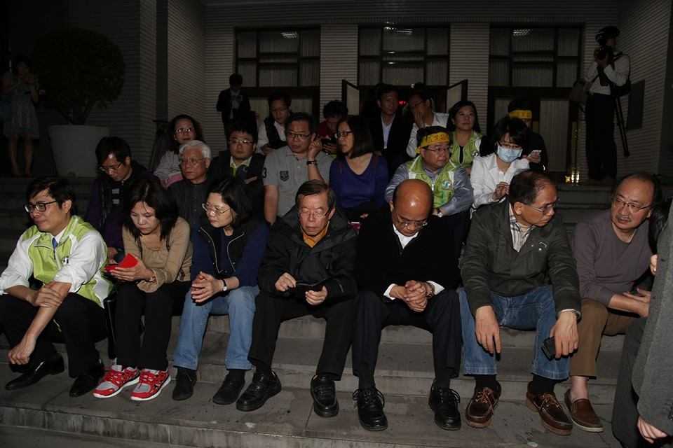 民進黨天王蘇貞昌、蔡英文、謝長廷、游錫堃等人與立委們在議場外坐下，表達對學生們的關心與聲援。圖：林雨佑/攝