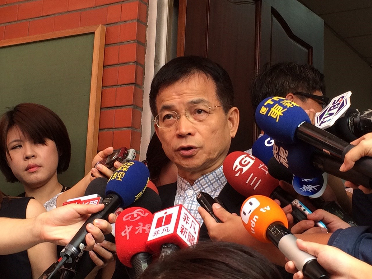 國民黨團大黨鞭賴士葆說，一切照議事程序走，尊重各黨團意見。圖：符芳碩/攝
