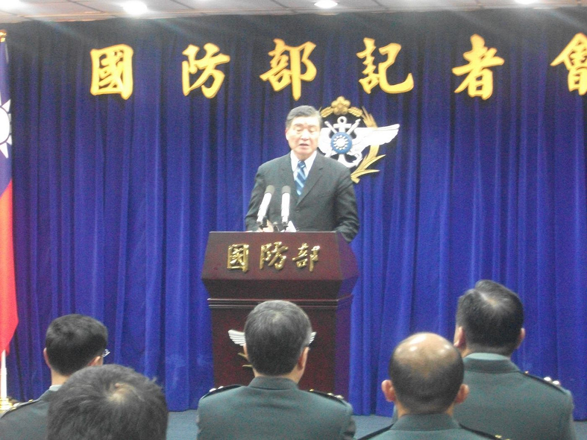 國防部今（15）晚臨時召開記者會公布行政調查報告。結果調查報告指出，依照「國軍資通安全獎懲規定」，違犯「攜帶照相手機」的軍士官、志願役士兵，應予以「申誡處分」。圖：涂鉅旻/攝