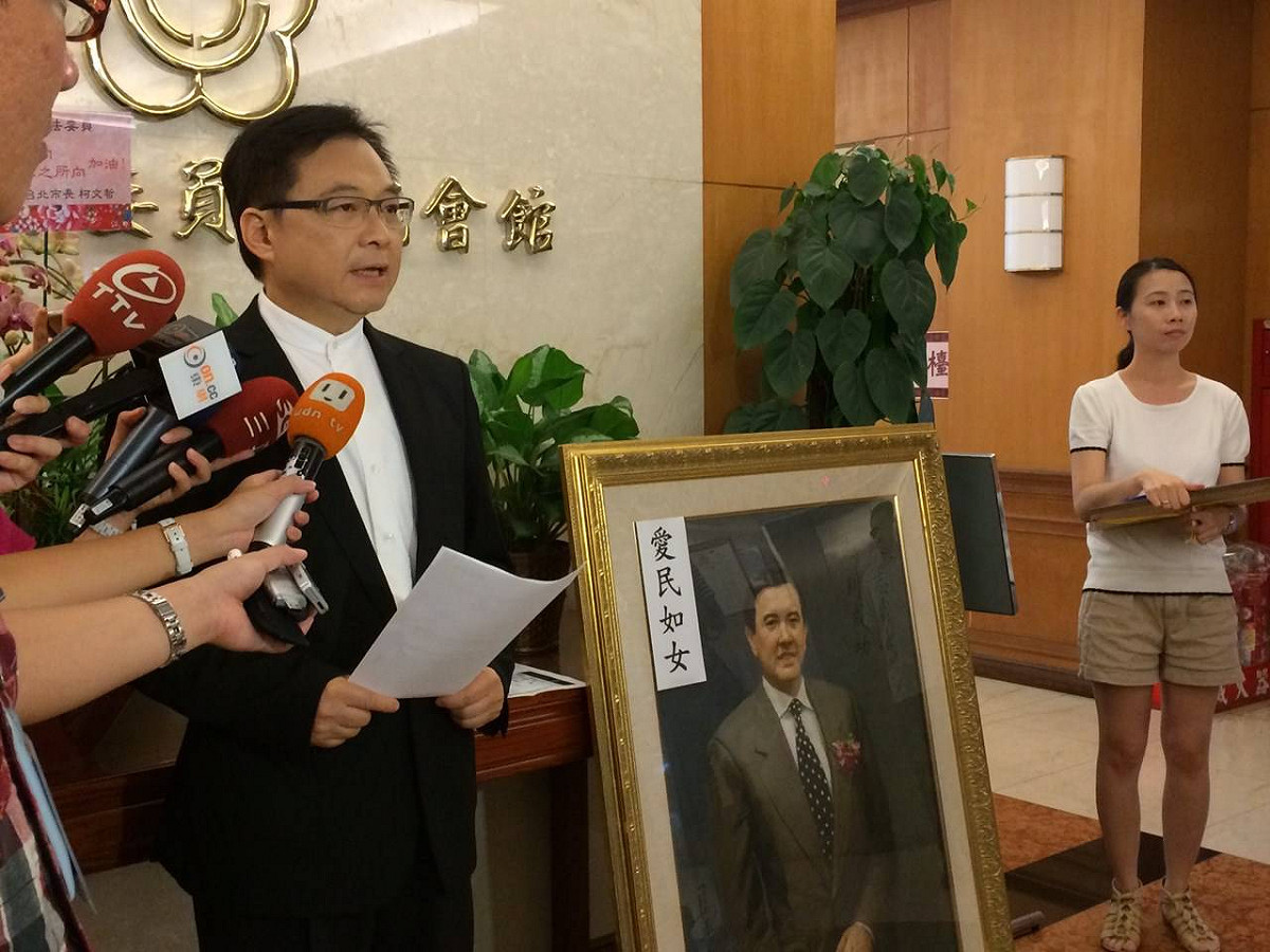 前國民黨立委紀國棟17日表示，已經開始打包委員辦公室，會把身邊這幅總統馬英九的油畫送到總統府，希望喚醒馬的良知與良心。圖：符芳碩/攝