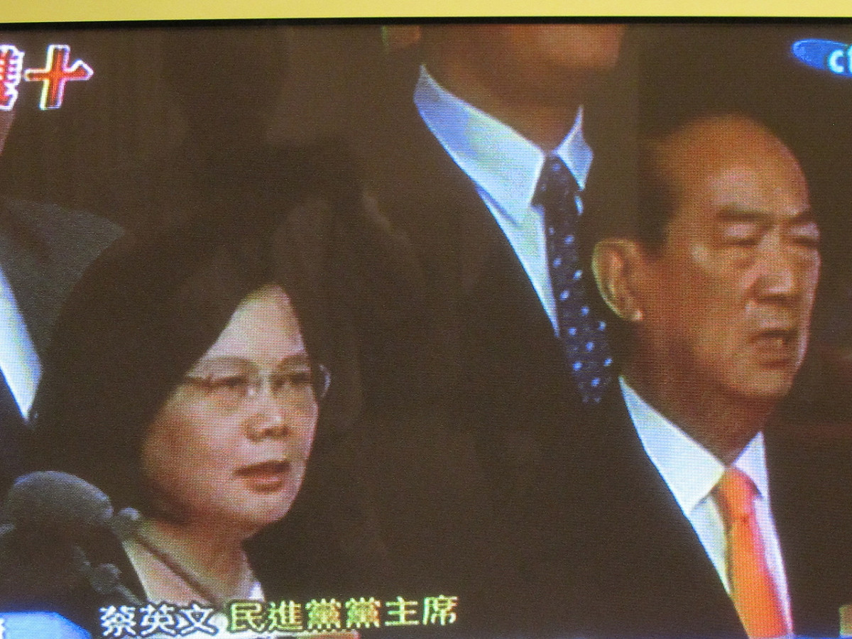 民進黨主席蔡英文8年來首度以民進黨主席身份出席總統府前國慶典禮。圖：翻拍自中視