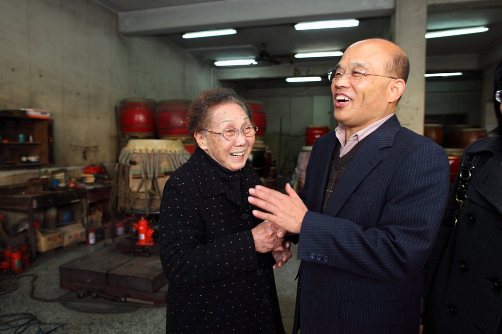 蘇貞昌（右）頻頻走訪地方，對於黨中央設智庫一事給予肯定。圖片：蘇貞昌臉書（Facebook）