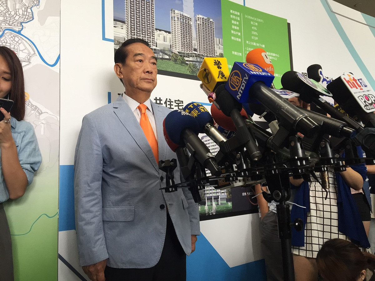 台北市政府8日上午舉行「首都圈論壇-公共住宅政策」，並邀請北北基桃縣市首長和各黨總統參選人參加，親民黨主席宋楚瑜也親自出席論壇。圖：劉奕霆/攝