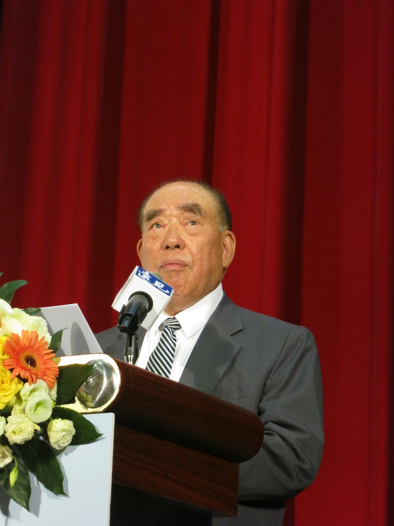 郝柏村在學生抗議時，多數面無表情，僅抬頭看著學生。圖：林朝億/攝影