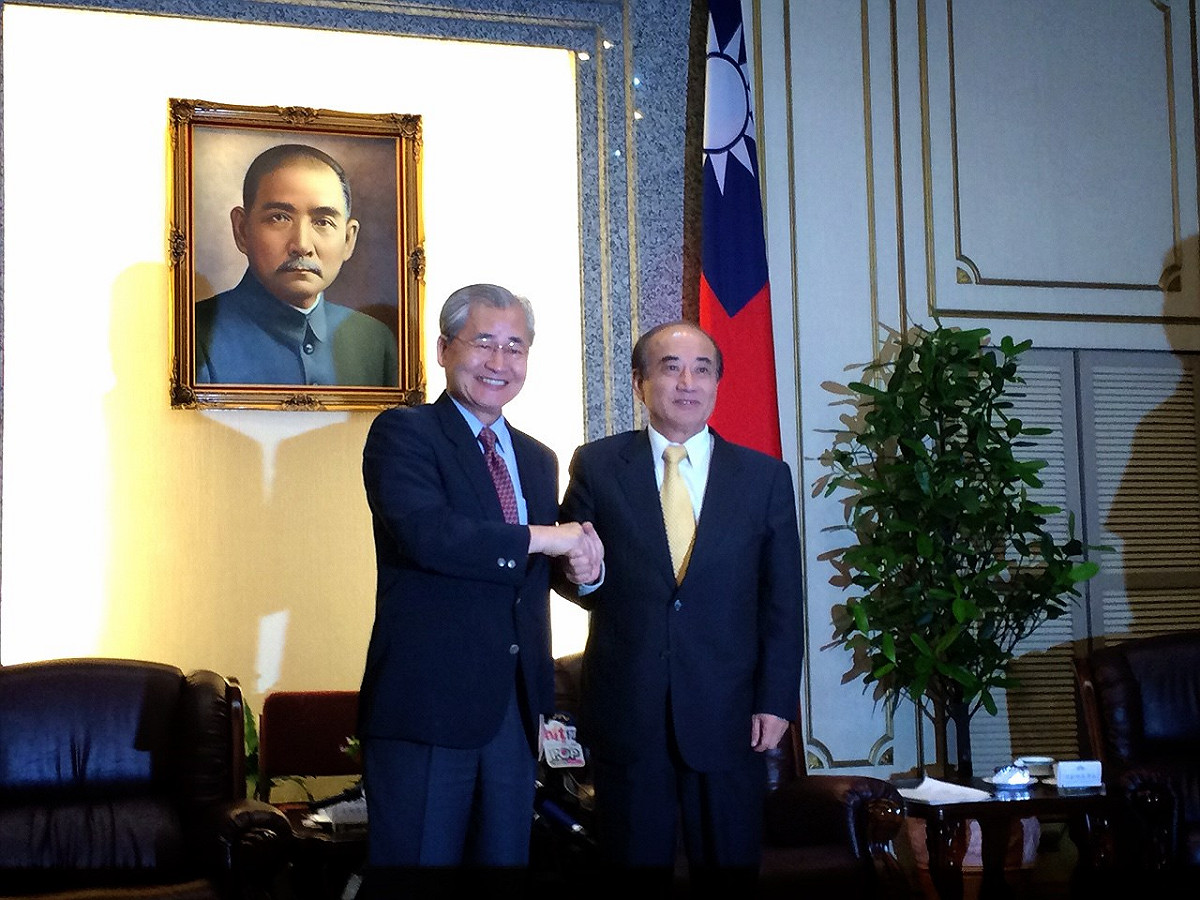 行政院長毛治國8日下午拜會立法院長王金平，討論下會期優先法案。圖：符芳碩/攝