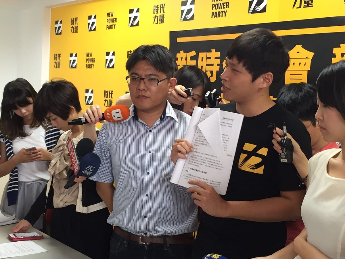 對於被清大退學後的未來規劃，邱顯智競選總幹事陳為廷(右2)說，「時到時擔當」，選舉後再來討論。圖：符芳碩/攝