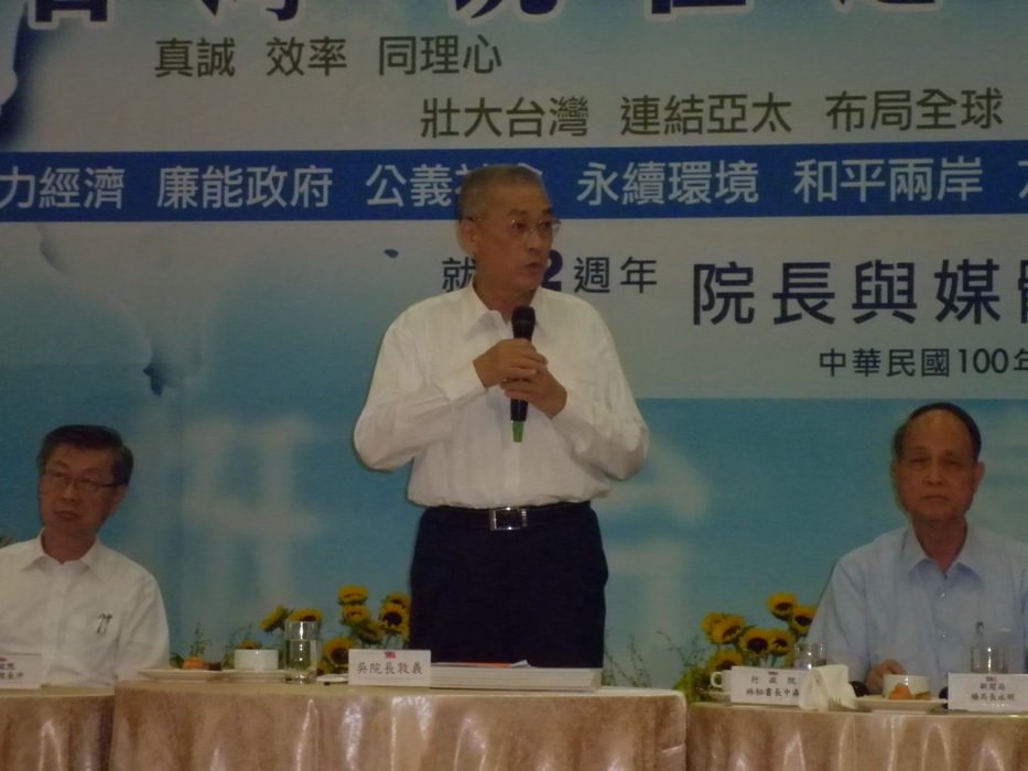 吳敦義9日表示，身兼國民黨副總統候選人的身分與行政院長之職，目前尚能負荷，暫時不會因為選舉而請假，但未來若覺得時間難以調配，會考慮為拼選舉而請假。圖片：謝莉慧/攝