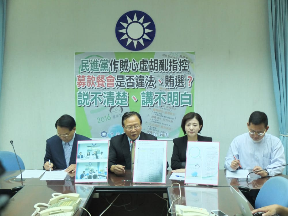 國民黨團批評，民進黨沒顧社會觀感，一張餐券就要3萬、5萬，上班族哪買得起。圖：翁嫆琄/攝