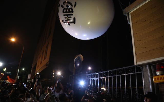經過一番努力後，憲改大球終於推進立院濟南路側門，現場響起一陣歡呼。圖：林雨佑/攝