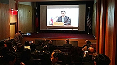 總統馬英九9日與美國華府智庫CSIS舉行視訊會議，紐約也同步舉行，並邀請馬總統哈佛大學恩師孔傑榮、費城外交政策研究所教授戴傑等人，出席會後研討會。圖：中央社