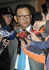 國民黨中常委邱復生（中）27日在中央黨部出席中常會前表示，立法院長王金平黨籍爭議問題，建請廉能會主動調查，希望早日釐清爭議，以維繫黨的團結。圖：中央社