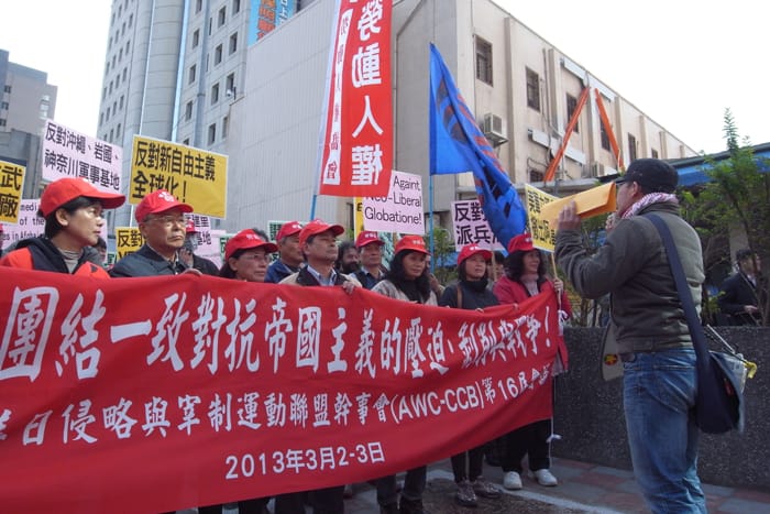 勞動黨、勞動人權協會等左翼工運團體今（4）日上午前往美國在台協會（AIT）台北辦公室前抗議，表達對美軍重返亞太政策以及美國挑動亞洲情勢的不滿。圖：楊宗興/攝