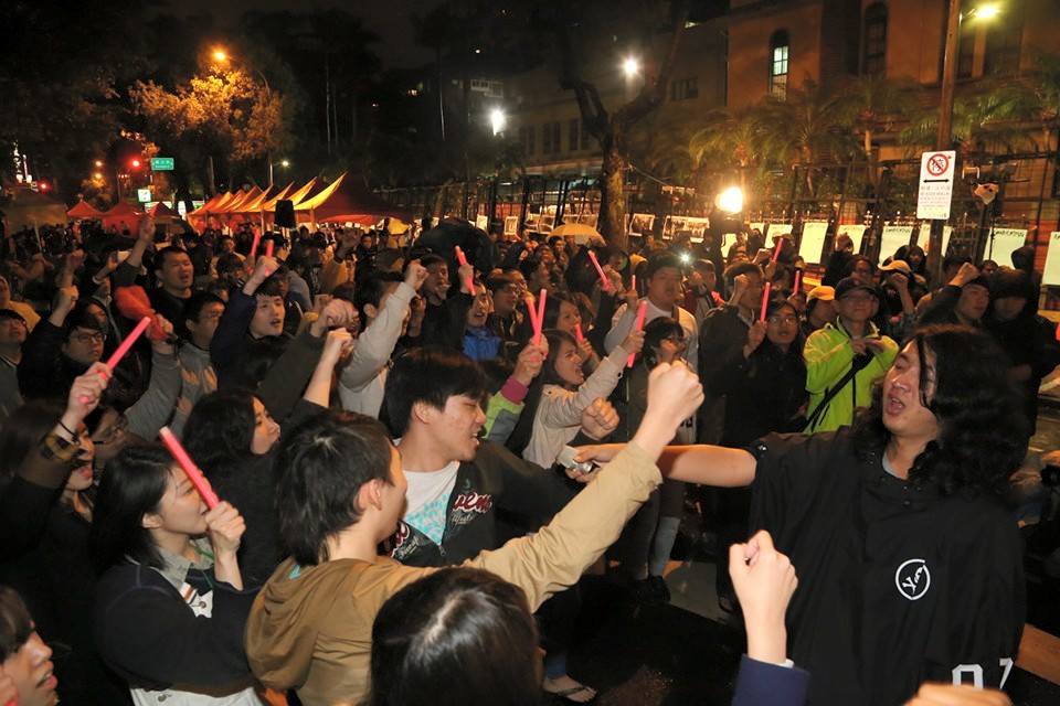 晚會壓軸的拷秋勤樂團讓民眾高舉螢光棒跟著跳，氣氛相當嗨。圖：林雨佑/攝