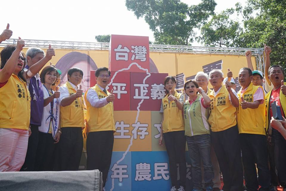 台中這次綠營立委候選人多屬新潮流系，與市長林佳龍非同一派系，若全數當選，勢力坐大，對林佳龍將造成不小威脅，所以林佳龍傾全力為時代力量洪慈庸輔選。圖為洪慈庸、蔡英文后里聯合總部成立大會。圖：翻攝洪慈庸臉書粉絲專頁