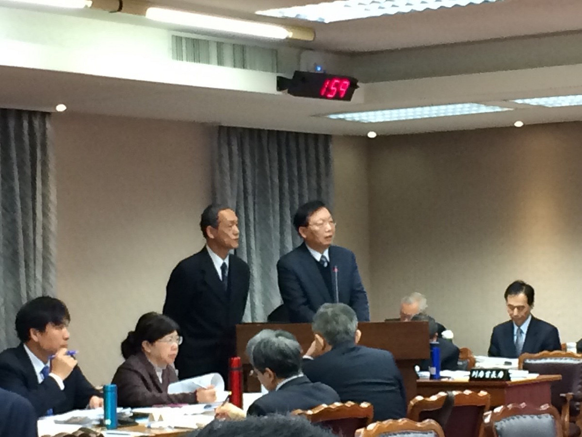 內政部空中勤務總隊長董劍城今(11)天在立法院內政委員會坦承，國軍撥交的黑鷹直升機無法降落在海巡署艦艇上，但之後會與海巡署「積極配合訓練」。圖：符芳碩/攝