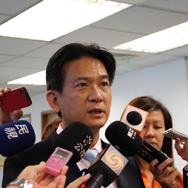 民進黨發言人林俊憲4日轉述黨主席蘇貞昌對於林益世弊案的裁示。圖：謝仁烜/攝