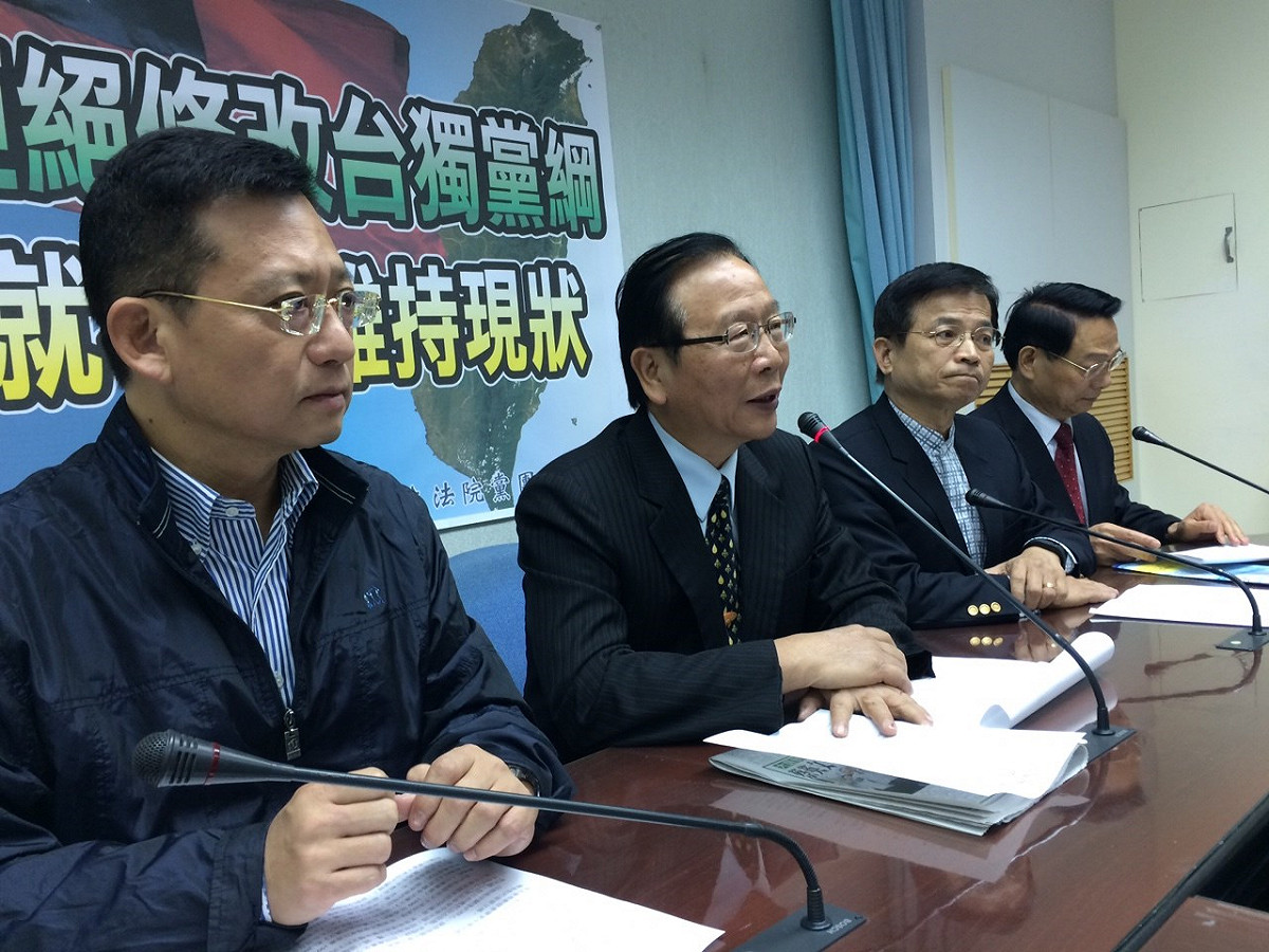 立法院國民黨團19日上午召開記者會，呼籲蔡英文廢除、凍結台獨黨綱，才能談維持現狀。圖：符芳碩/攝