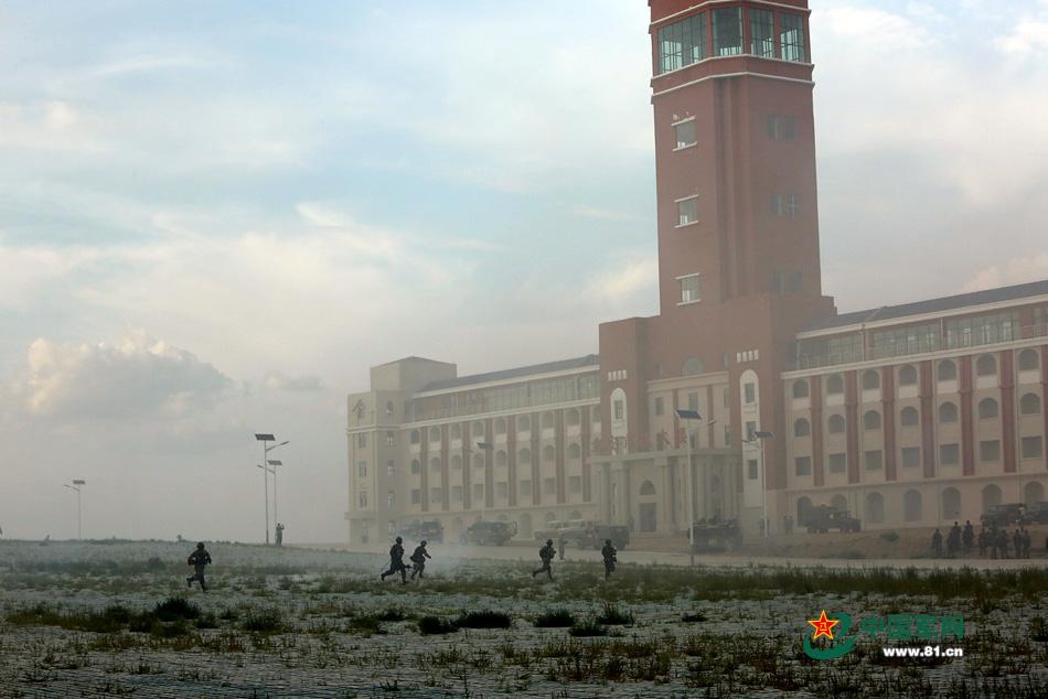 根據國防部「104年中共軍力報告書」指出，若台灣「明確朝向獨立」，中共將有可能武力犯台。圖為日前解放軍模擬攻打台灣總統府。圖：翻攝中國軍網