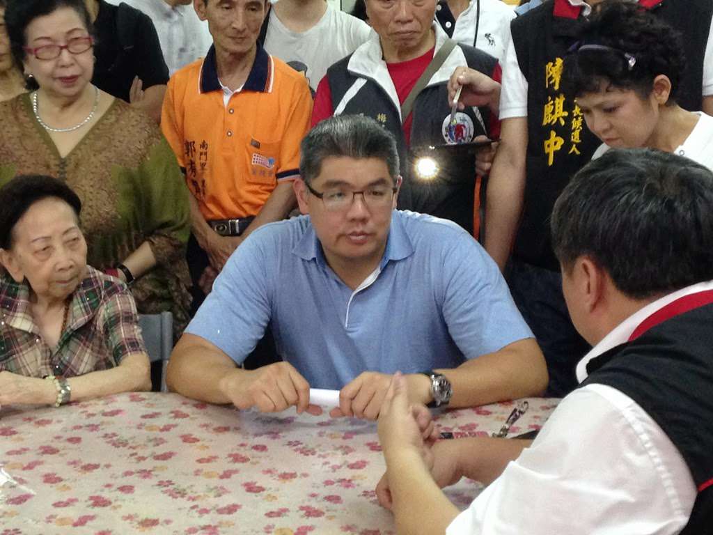 前台北市長參選人連勝文25日也在臉書上表態支持洪秀柱提出的證所稅版本，盼能儘速通過，解決問題。圖：新頭殼資料照片