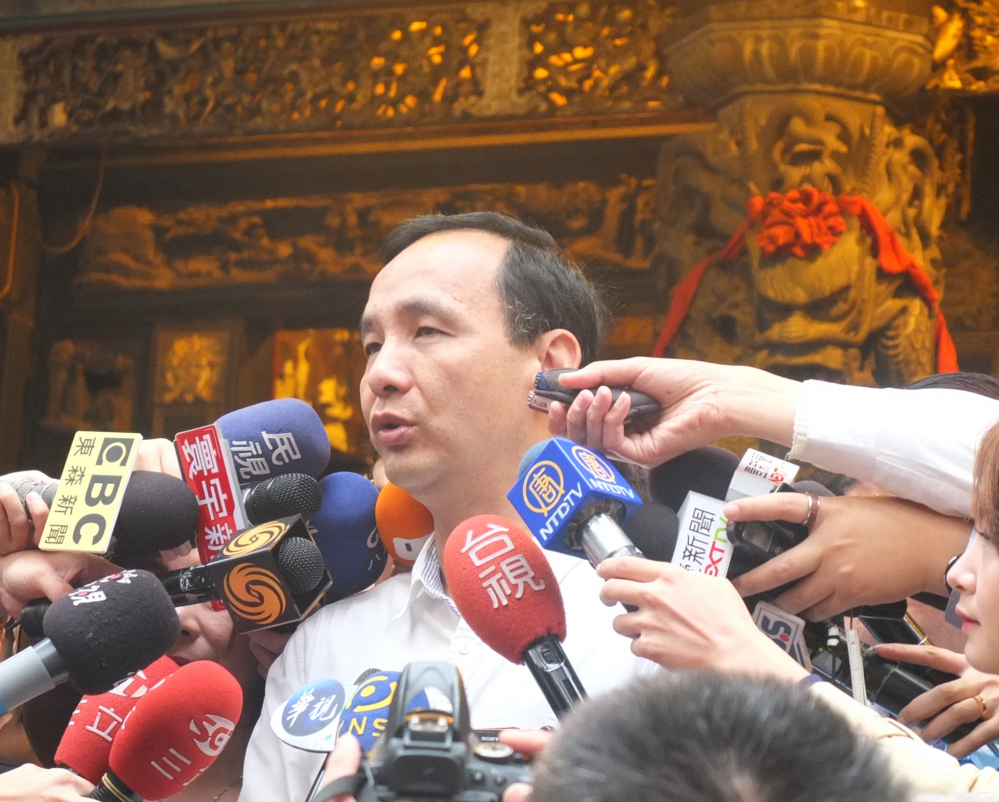 國民黨總統候選人朱立倫2日表示，他恭喜立法院副院長洪秀柱出新書。圖：翁嫆琄/攝