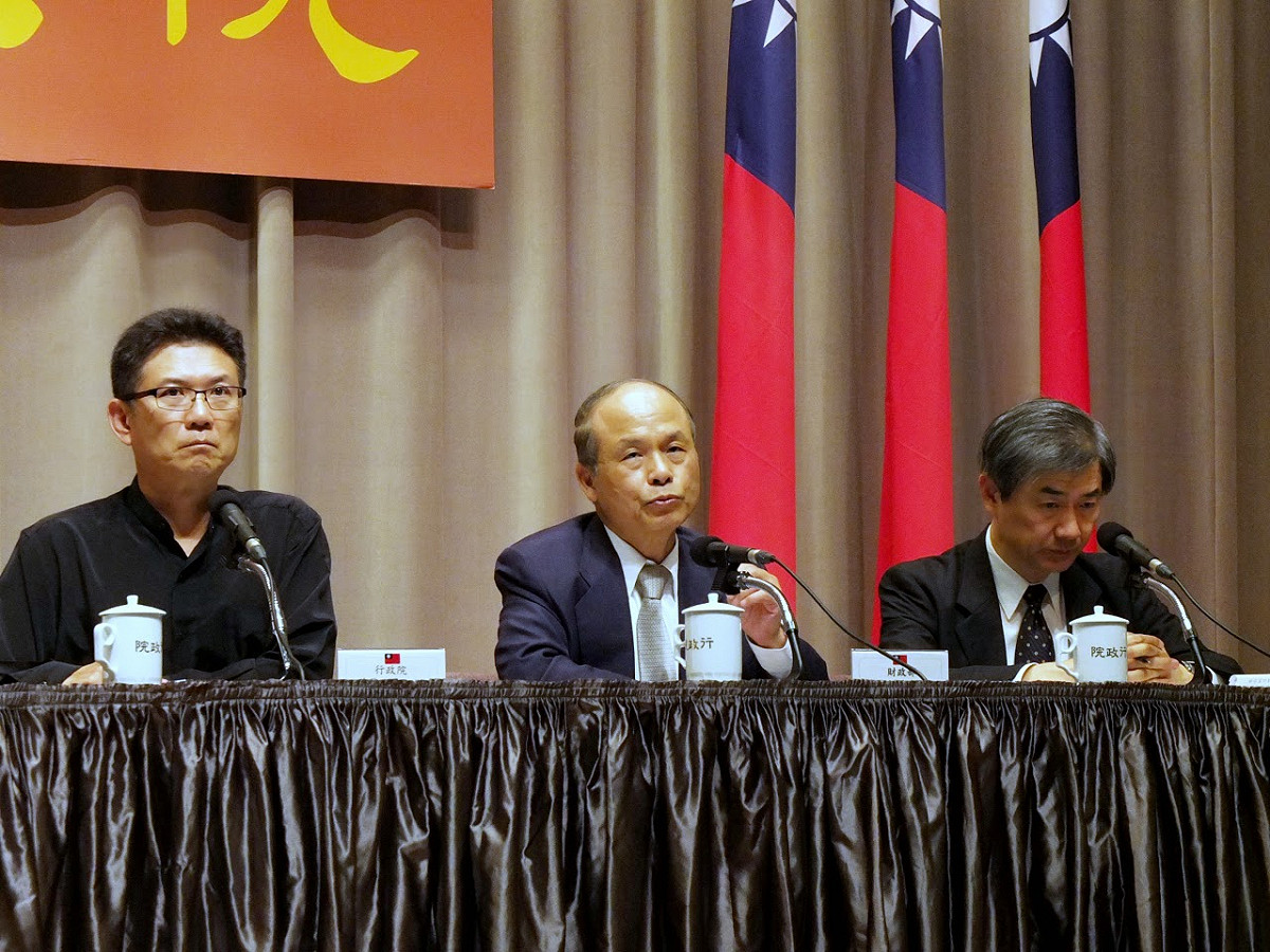 行政院21日通過房地合一課稅的《所得稅法》修正草案，財政部長張盛和也說，希望立院本會期能順利通過。不過，一名重量級藍委表示，許多立委對此案態度保留，且會期即將結束，時間上很可能來不及。圖：翁嫆琄/攝