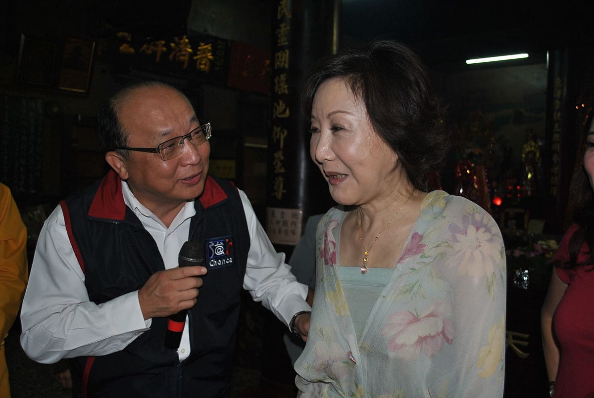 口口聲聲把愛妻掛在嘴巴上的胡志強，卻讓邵曉鈴不斷出現在大大大小的選舉造勢場合。圖片：金天晴攝。