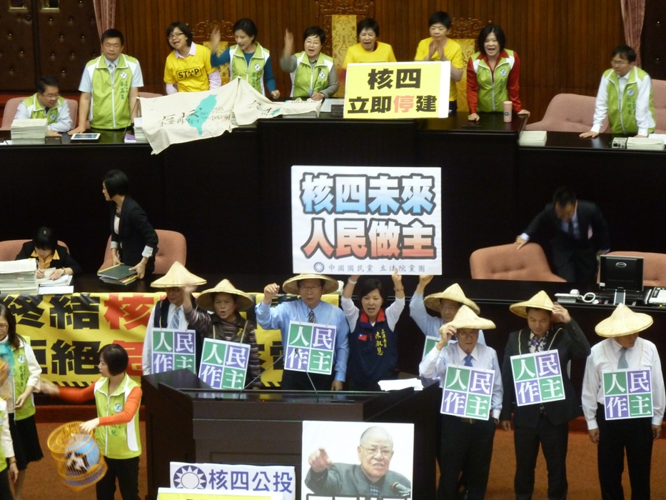 民進黨、台聯立委今(19)日聯手霸佔主席台，國民黨立委則以當年民進黨榮譽主席林義雄為核四千里苦行的裝扮，凸顯民進黨對核四公投立場前後矛盾，立法院議事上午陷入癱瘓。圖：謝莉慧/攝