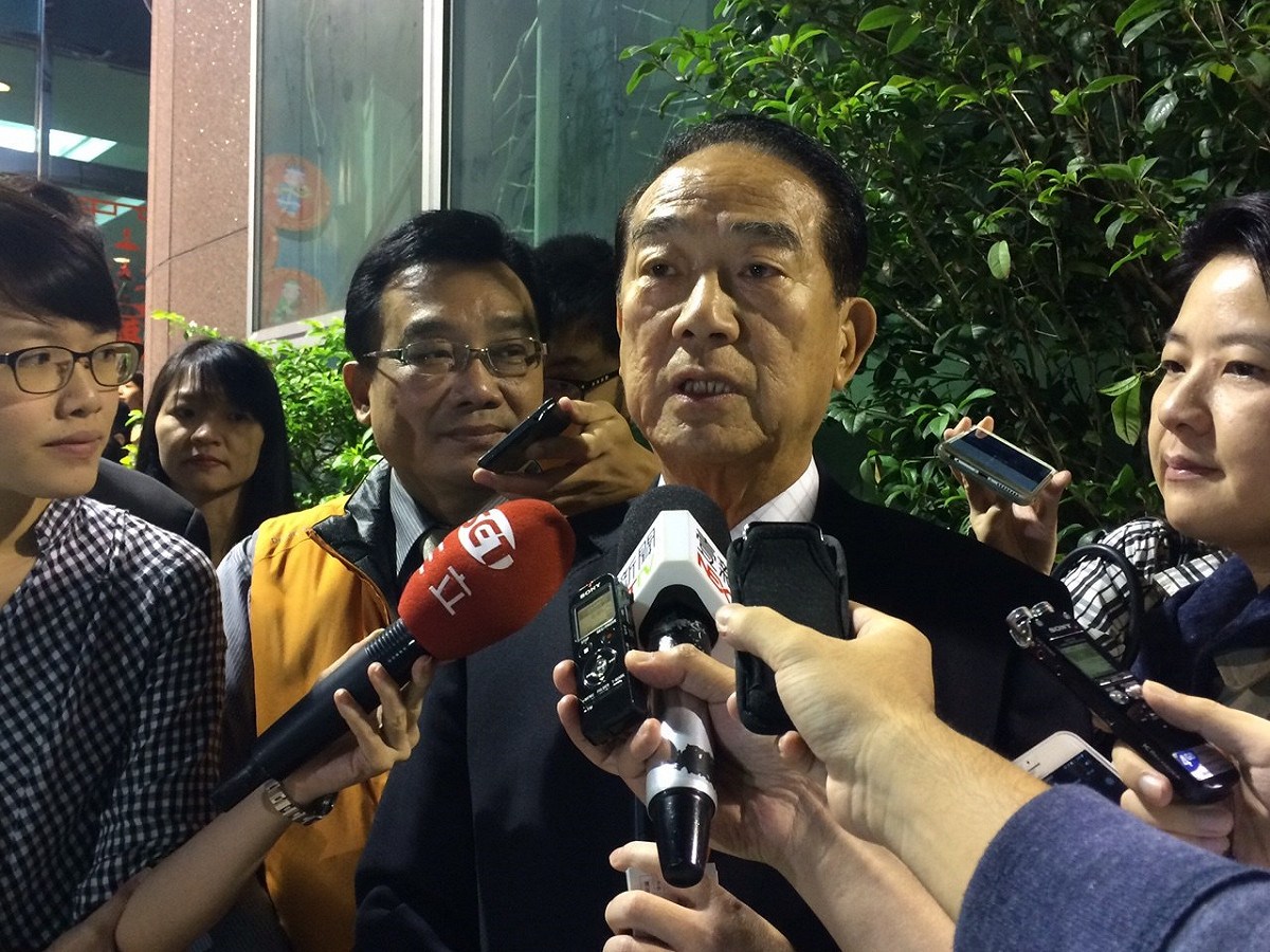 宋楚瑜13日晚間表示，國民黨的換柱行動，「等於給台灣民主打了臉」。圖：符芳碩/攝