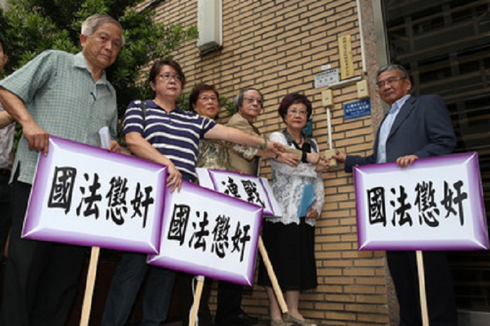 前副總統呂秀蓮（右2）4日到高檢署遞狀告發前副總統連戰觸犯刑法外患罪。圖：中央社